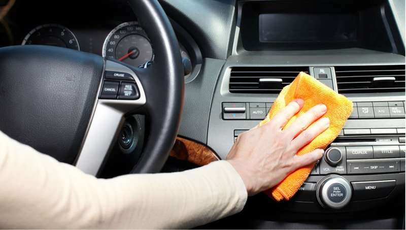 Mẹo vệ sinh nội thất xe ô tô để bánh bay bụi bẩn và mùi hôi khó chịu