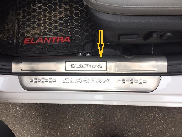 Chống trầy bậc cửa trong xe Hyundai Elantra 2018