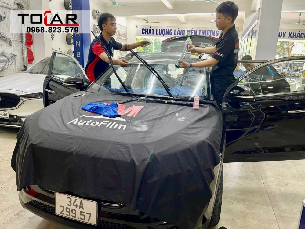 Tại sao nên dán kính chắn gió cho xe ô tô