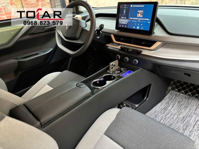 Bệ tỳ tay xe ô tô Vinfast VF3 tích hợp sạc không dây cao cấp