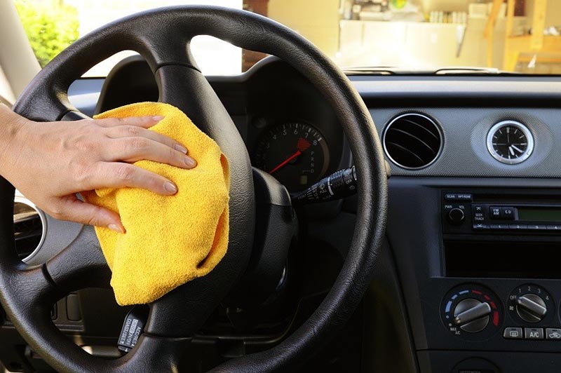 Mỗi bộ phận, khu vực trên xe cần được làm sạch từng bước với các chất làm sạch riêng biệt