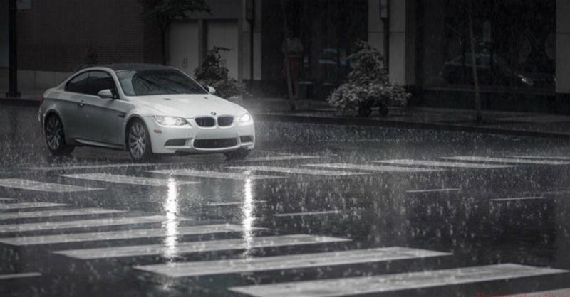 Rửa xe sau mỗi lần mưa và bọc áo chống nóng cho xe khi phải dừng xe bên ngoài trời nóng quá lâu
