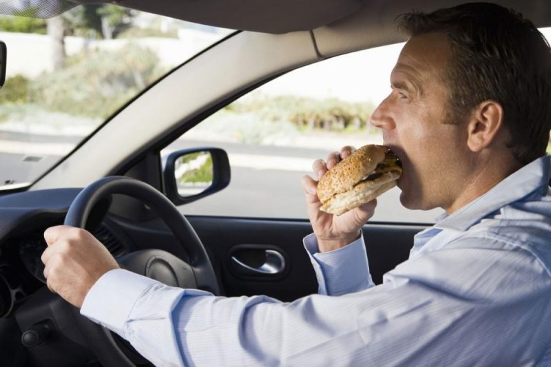Hạn chế ăn uống trên xe, tránh làm rơi thức ăn xuống xe