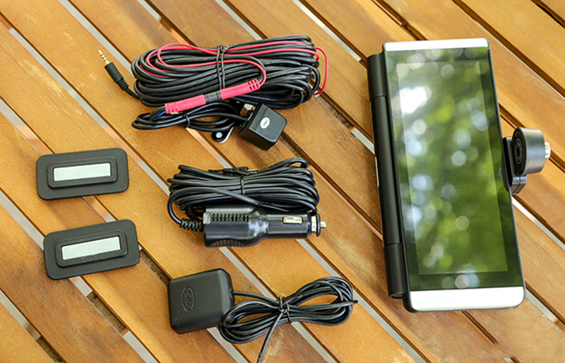 N93 Plus được trang bị loa ngoài để cảnh báo bằng giọng nói 