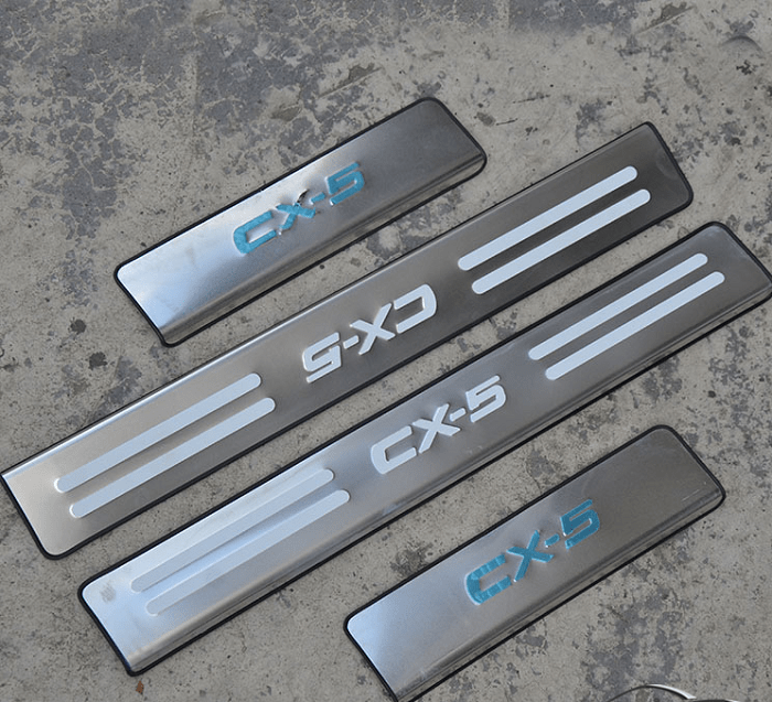 Làm từ chất liệu inox cao cấp, cứng cáp bảo vệ bậc cửa xe hạn chế tác động và trầy xước khi lên xuống xe
