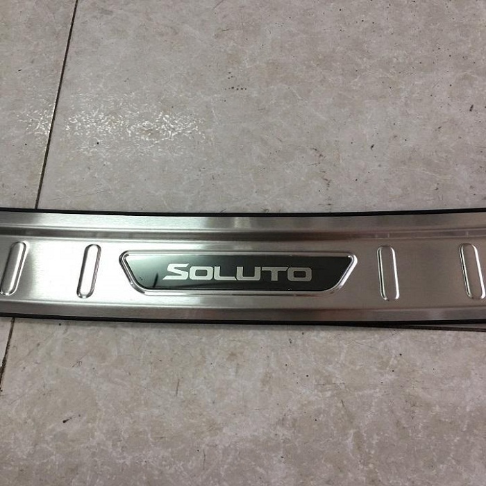 Làm từ chất liệu inox cao cấp, khả năng chịu nhiệt, chịu lực tốt, bảo vệ phần cốp sau xe tránh trầy xước