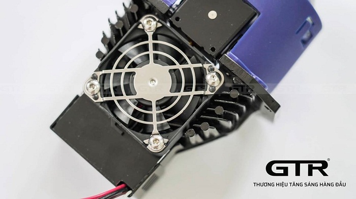 Khả năng tăng sáng 220%, chiếu sáng xa 110m giúp quan sát vật cản tốt